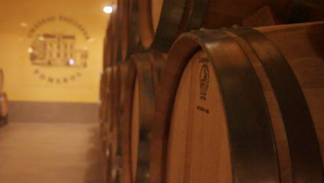 barriles de vino en una bodega