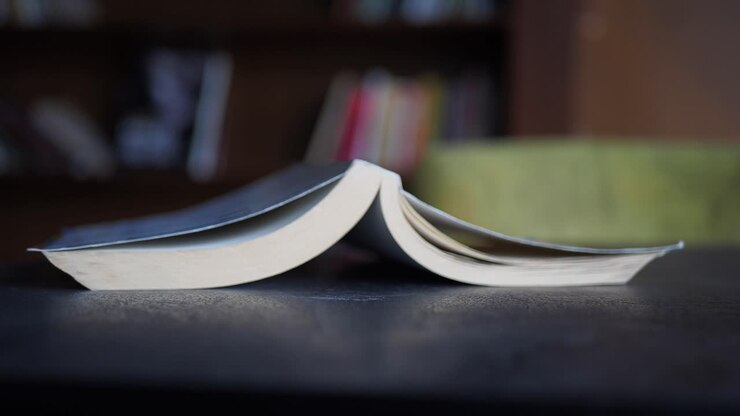 Libro aperto su un tavolo