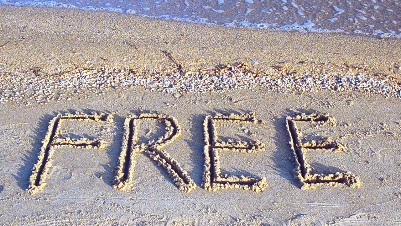 Vrije inscriptie op zand, het strand. Inscriptie op zand.