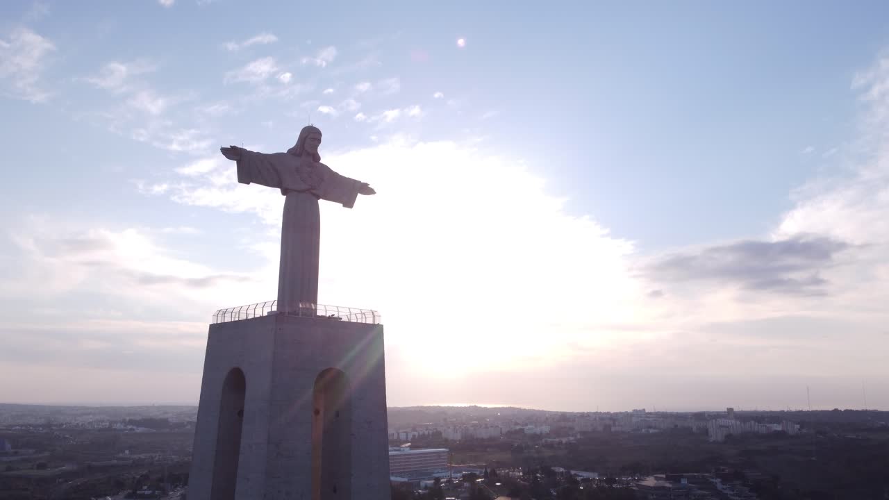 drone descendiendo ante la poderosa estatua de cristo rei en portugal mientras la cámara se mueve hacia arriba