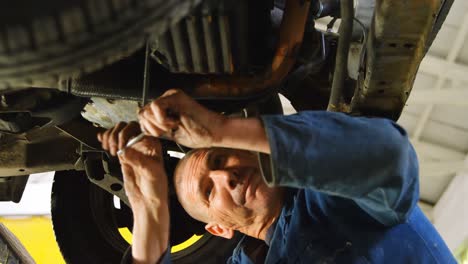 mecánico reparando un coche 4k