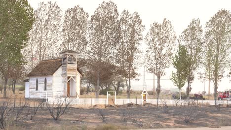 la iglesia sigue en pie después de un gran incendio forestal