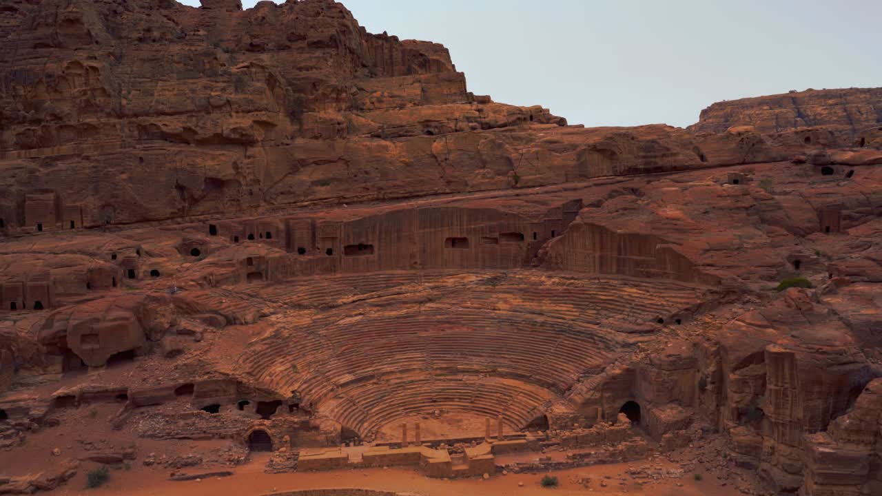 el teatro romano en petra, sitio histórico del patrimonio de la unesco tallado en piedra arenisca en jordania cerca del templo del tesoro de khanznet.