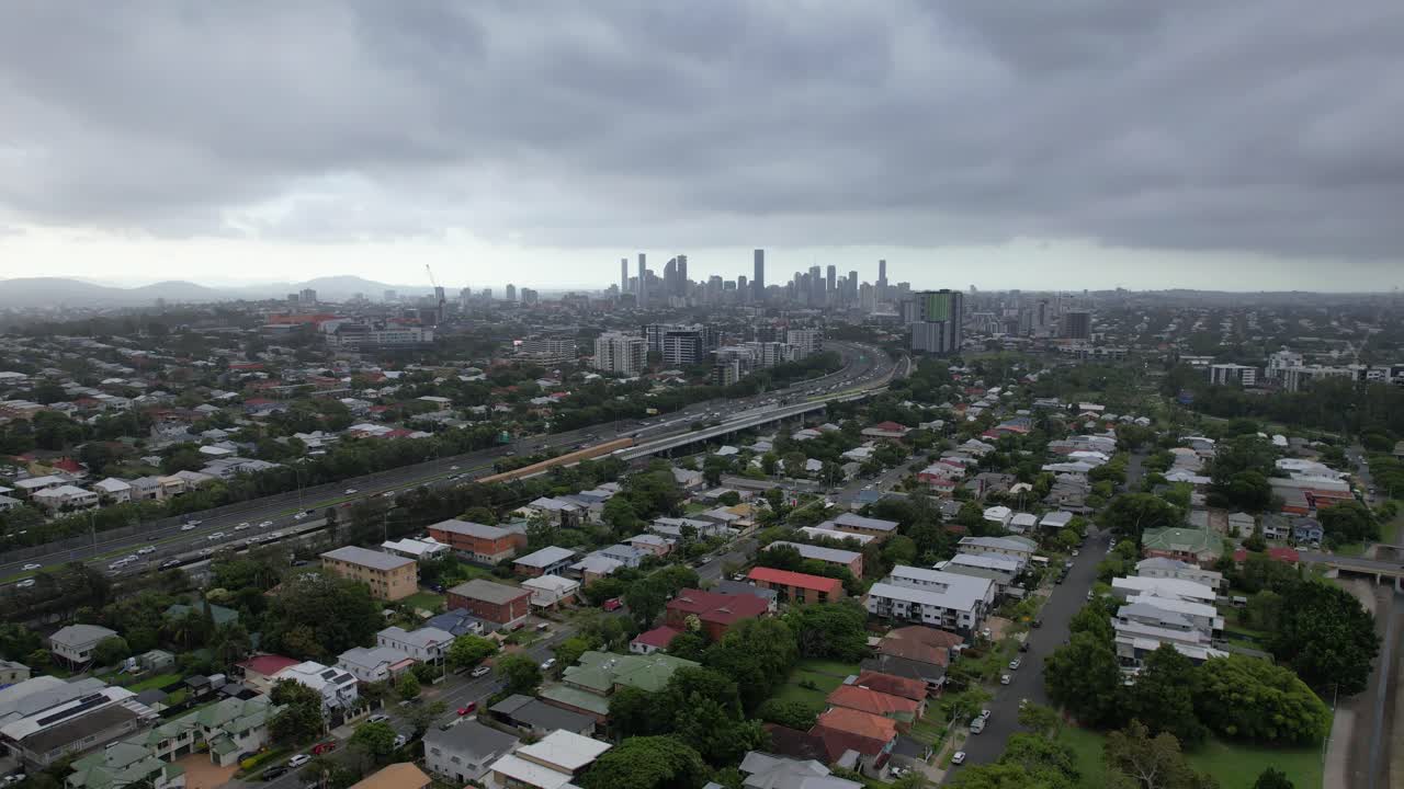 suburbio residencial con nubes en queensland, australia