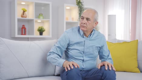 un anciano paranoico mirando a su alrededor en casa.