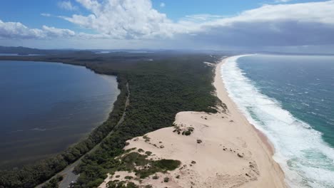 Playa-De-Dunas-De-Arena-En-Mungo-Brush-Road-Cerca-Del-Lago-White-Tree-Bay-En-Nueva-Gales-Del-Sur,-Australia