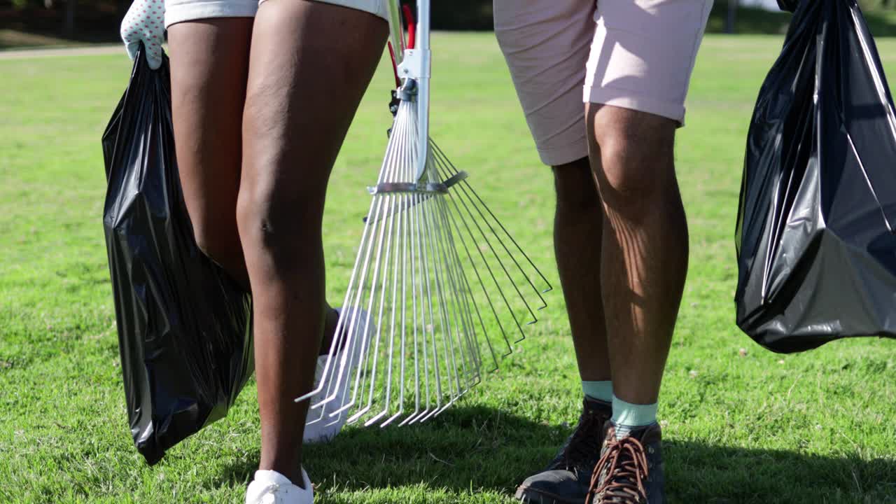 sección baja de voluntarios con bolsas de basura