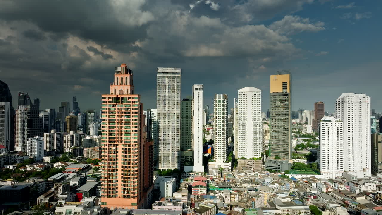 paisaje urbano de bangkok vista aérea de rascacielos bajo un dramático cielo nublado