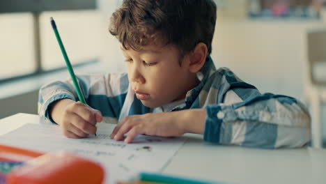 escuela, aula y niño niño escribiendo