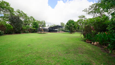 casa tropical elegante de lujo en una gran finca rural césped verde exuberante con jardín impresionantemente cuidado