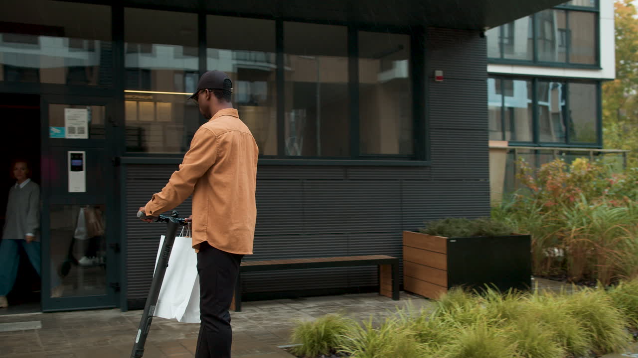 食料品を配達する配達員