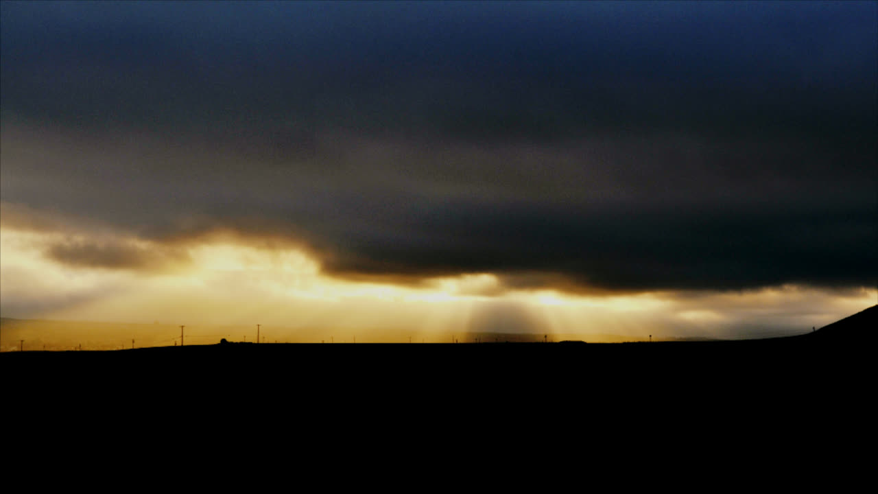 포도원 위에 흐린 일몰의 시간 경과 1