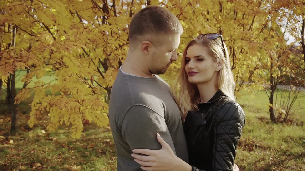 가을 공원에서 부부