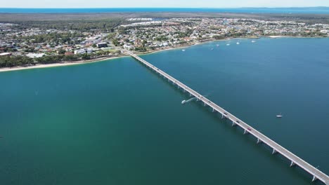 Vehículos-Que-Circulan-Por-El-Puente-Bribie-En-La-Isla-Bribie,-Queensland,-Australia-(foto-Aérea)