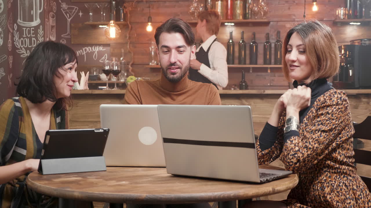 Gente trabajando en una cafetería
