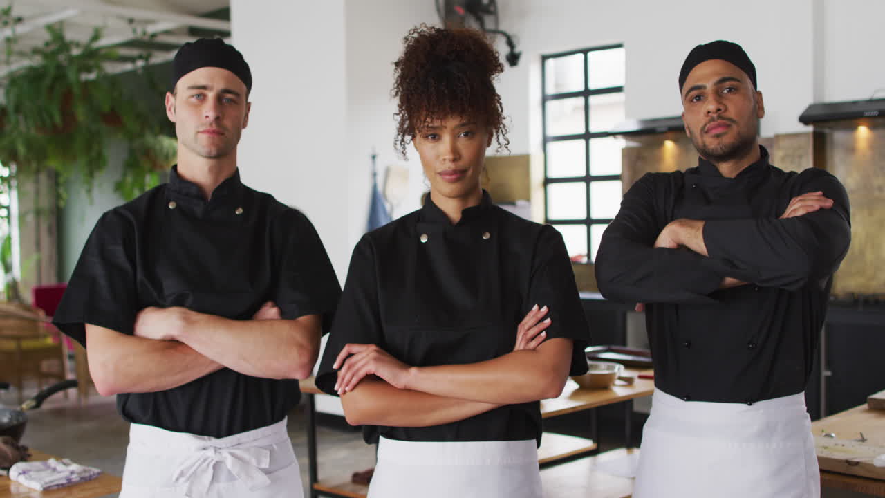 grupo diverso de cocineros cruzando las manos