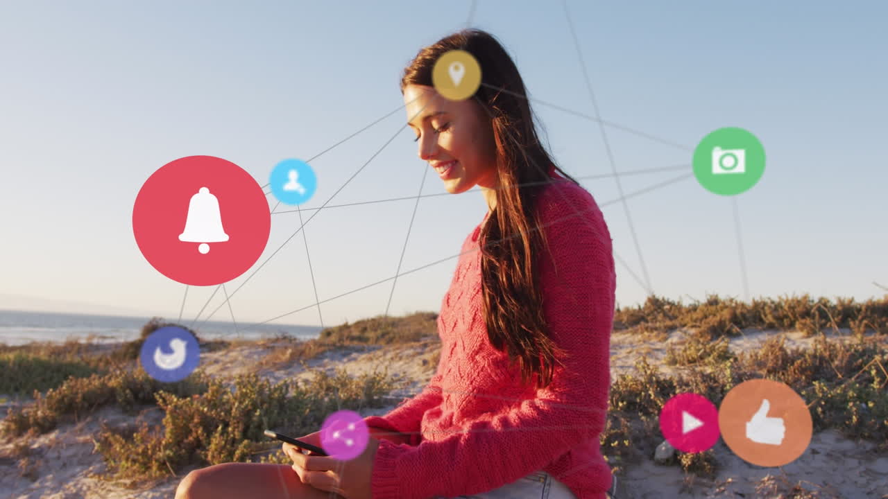 animación de conexiones sobre una mujer caucásica feliz con teléfono inteligente en la playa