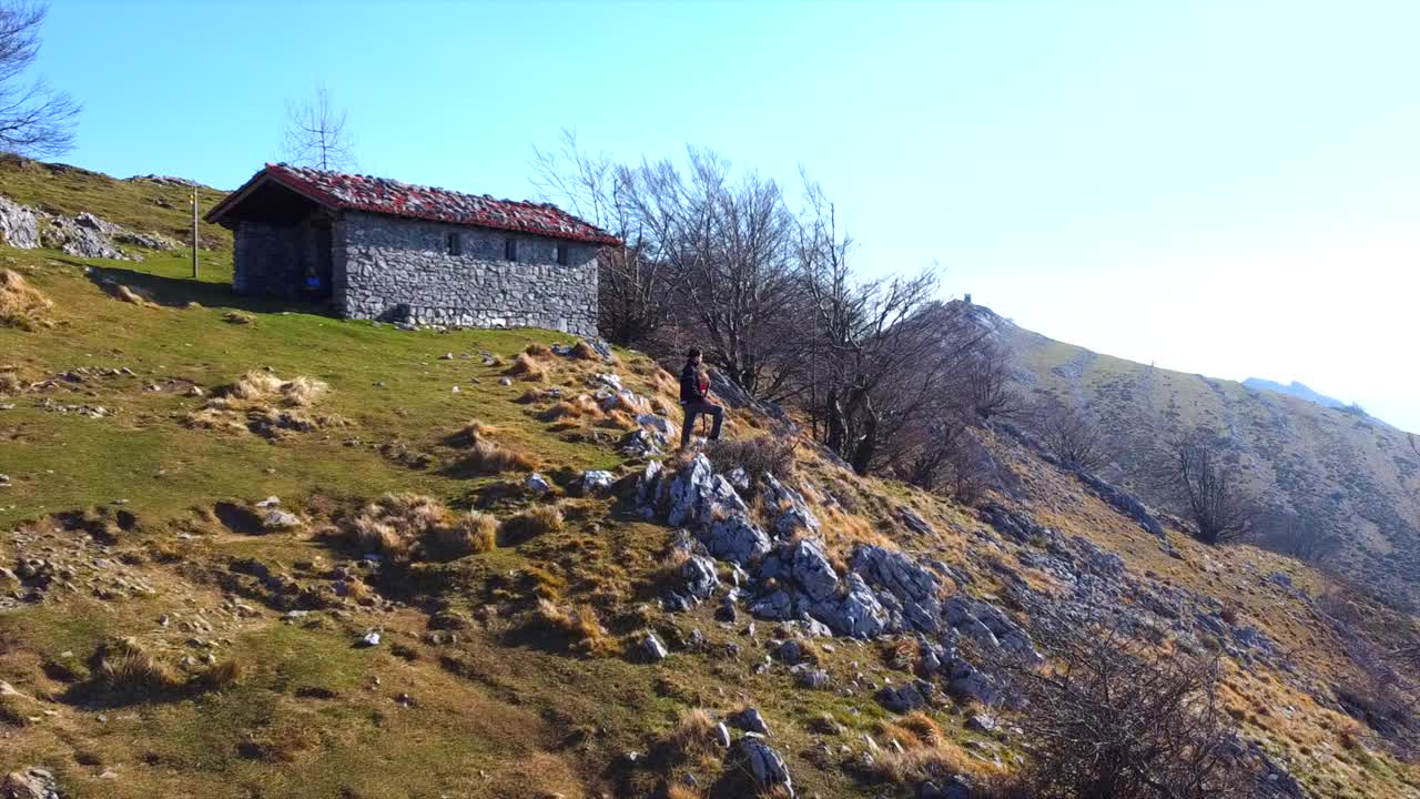 Berglandschaft mit Gebäude und Person
