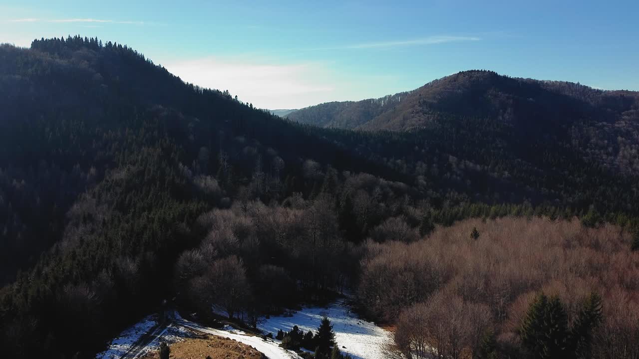 montañas cubiertas de bosques en la estación fría en un día de cielo azul claro