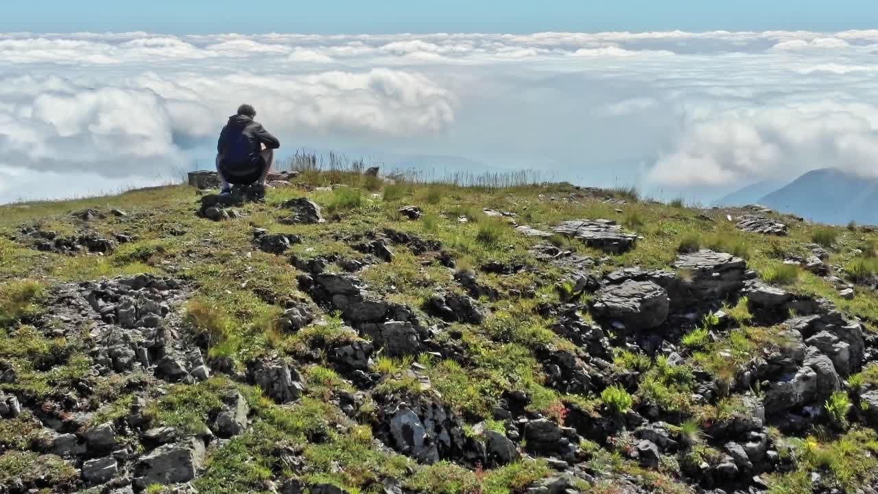 Bjerge i Georgien viser klipper og græs med detaljer fra regionen