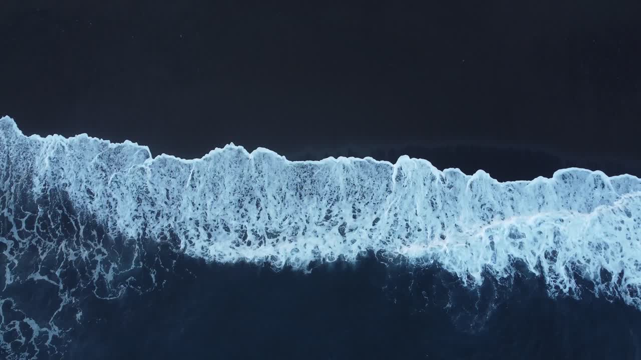 imágenes aéreas de drones en 4k: tranquila playa de goa lawa, kangarasem, padangbai, este de bali