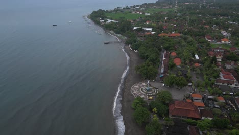 playa lovina en bali en una tarde lluviosa con vistas a la playa y el mar, aérea