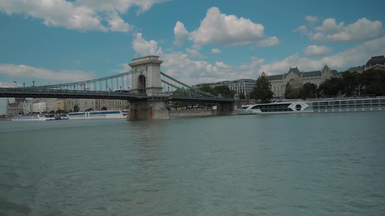 다뉴브를 통해 보트 타기, 여름 오후, 사슬 다리를 떠나