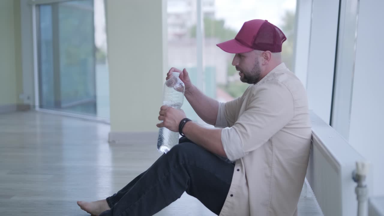 스타일리시한 젊은 남성 댄스 브레이크 댄스 및 안무. 공연, 움직임, 스타일 및 패션 개념