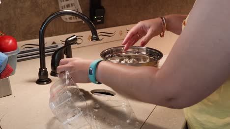 mujer rompiendo un montón de champiñones frescos de ostras para cocinar en una cocina de rv