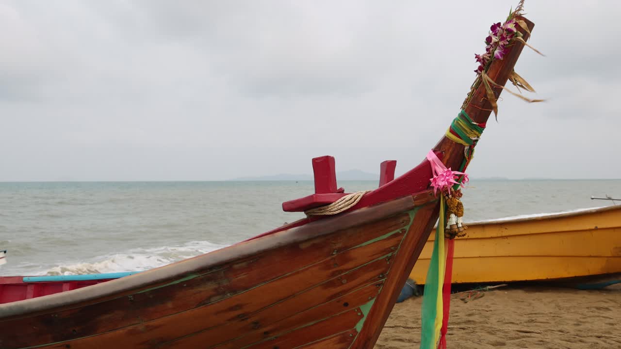 barcos de pesca de madera en la playa de jomtien