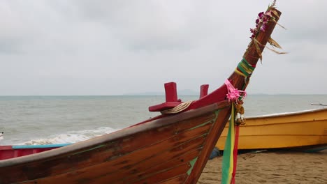 barcos de pesca de madera en la playa de jomtien