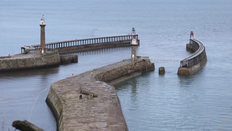 Schwenkaufnahme-Des-Hafens-Von-Whitby-Mit-Zwei-Leuchttürmen