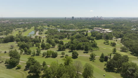 Fahren-Sie-über-Den-Waldpark-Und-In-Richtung-Grand-Basin-Und-St