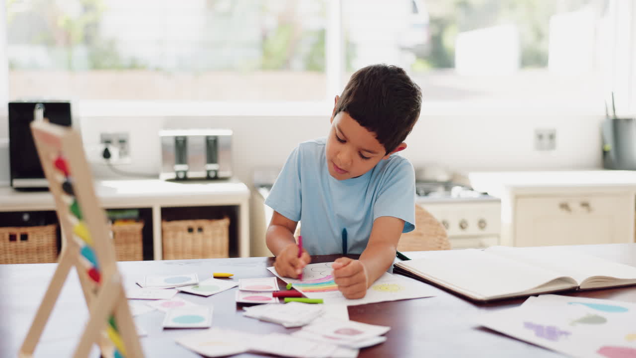 dibujo, educación y niño en la mesa en el hogar