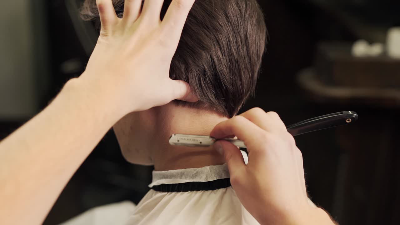 위험한 면도기로 큰 계획 이발 마스터 면도