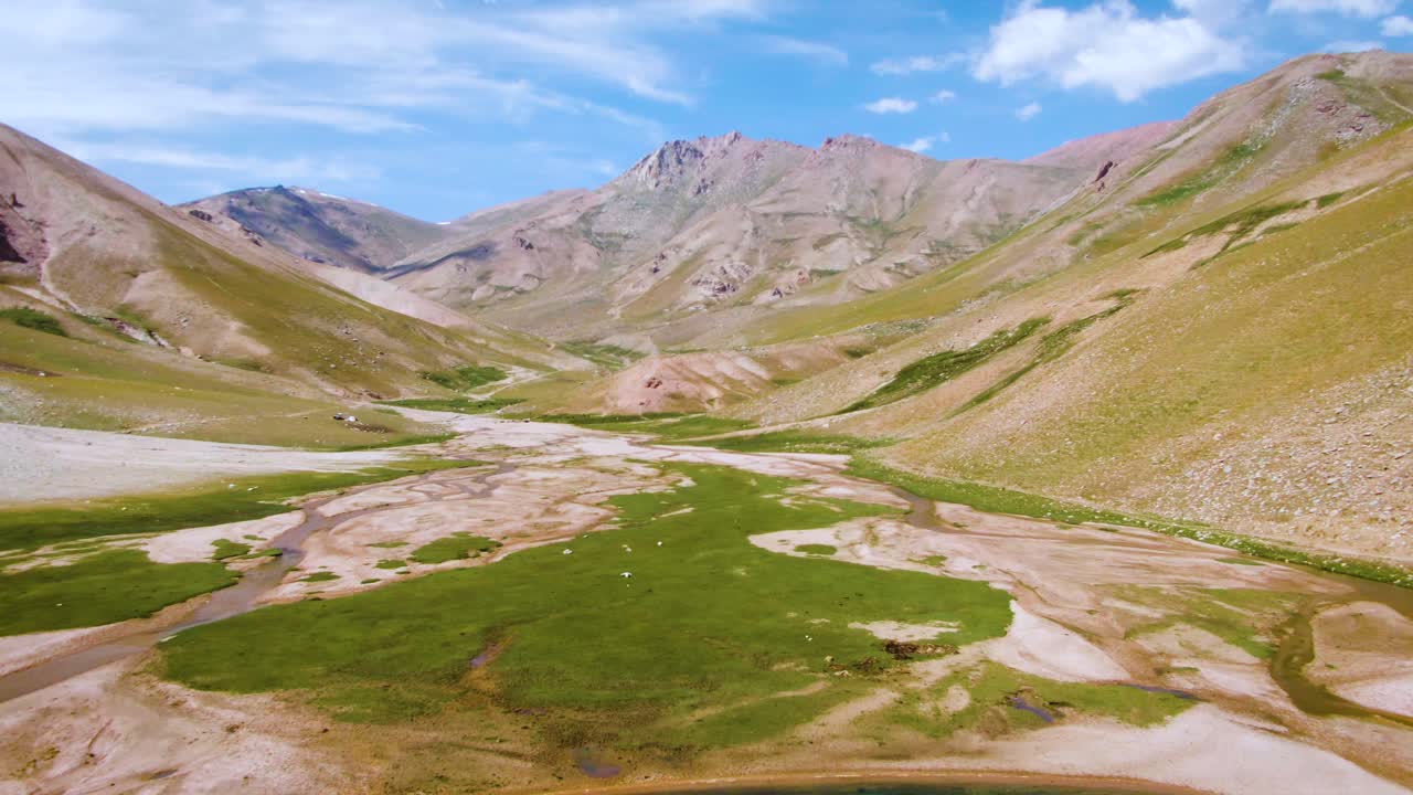 Namangan, Özbekistan'da Turkuaz Araşan Dağ Gölü ve Güzel Vadi Manzarası