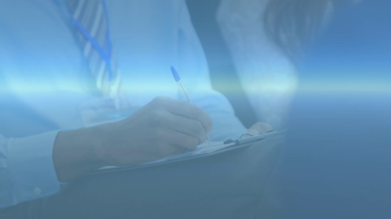 아프리카계 미국인 사업가 의 손 을 통해 디지털 스크린 에 있는 다양한 데이터 의 애니메이션