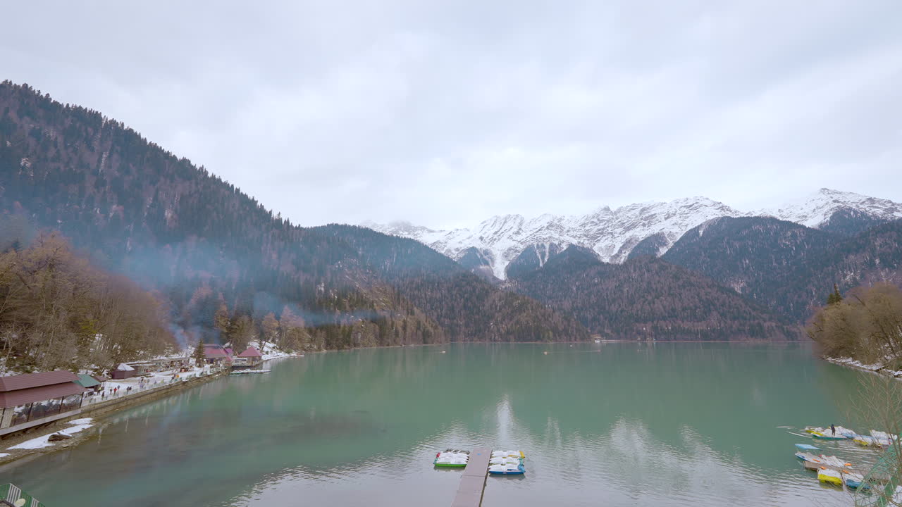 зимний пейзаж на горном озере