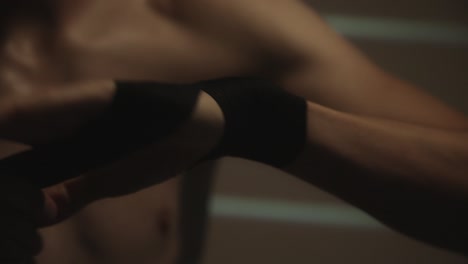 boxeador envolviendo la mano y la muñeca para la protección. primer plano