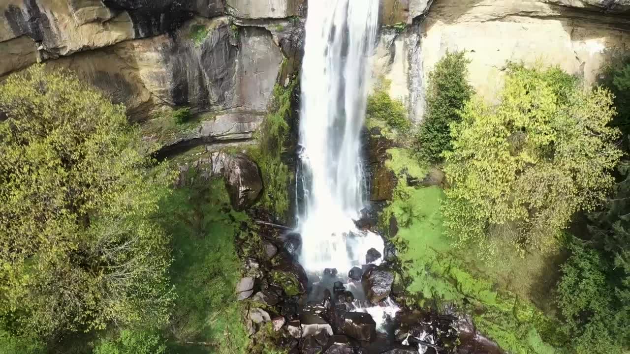 imágenes de drones de la caída de agua en las cataratas doradas y plateadas en oregon
