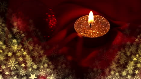 vela de navidad ardiendo con copos de nieve