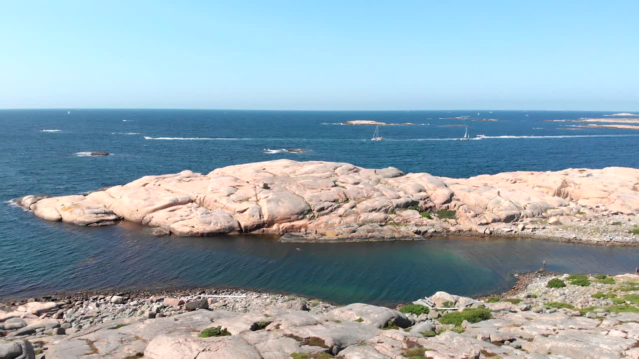 Bohusläns kyst i Sverige med granitklipper og naturskøn havudsigt om sommeren