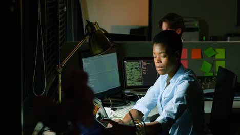 mujer ejecutiva trabajando en la computadora en el escritorio 4k