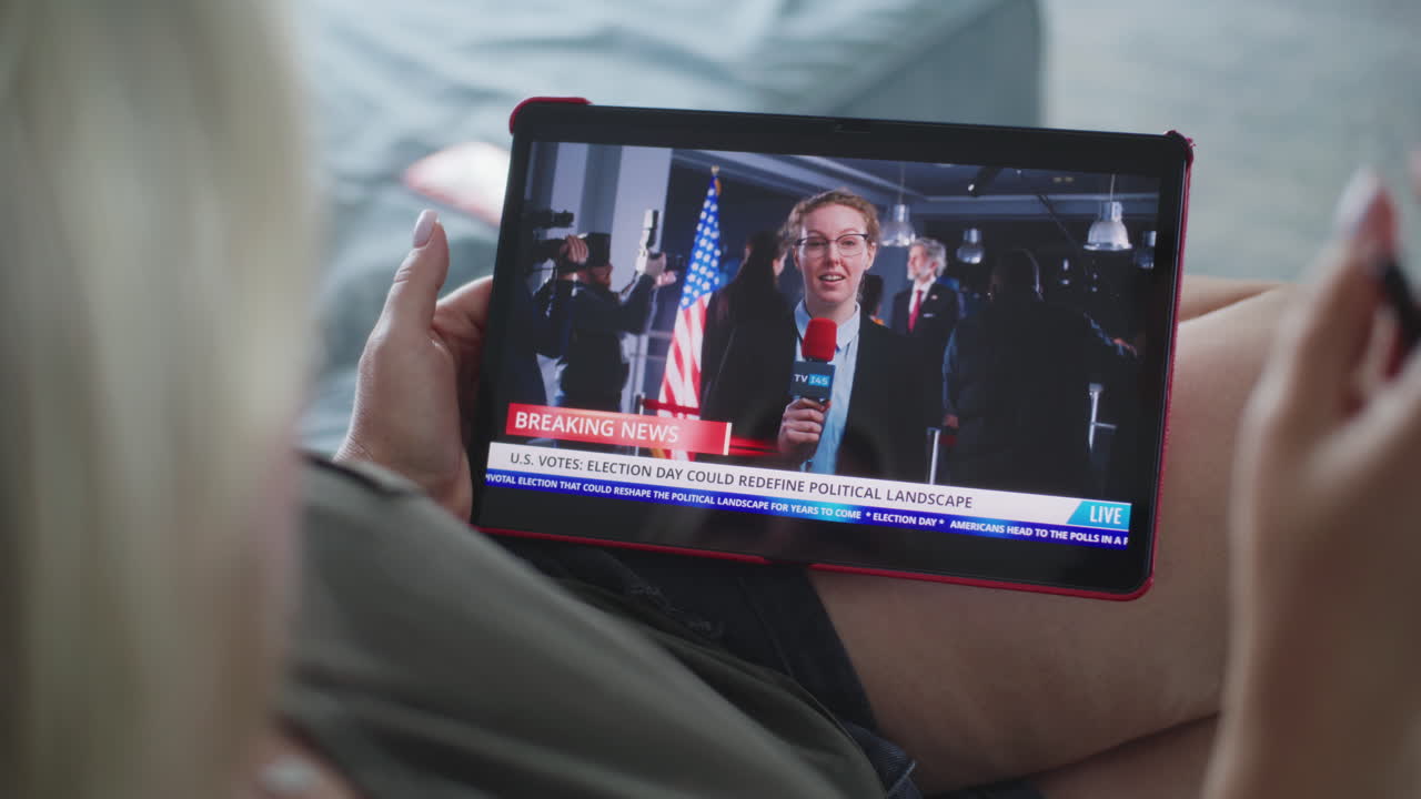 mujer viendo las noticias electorales en la tableta