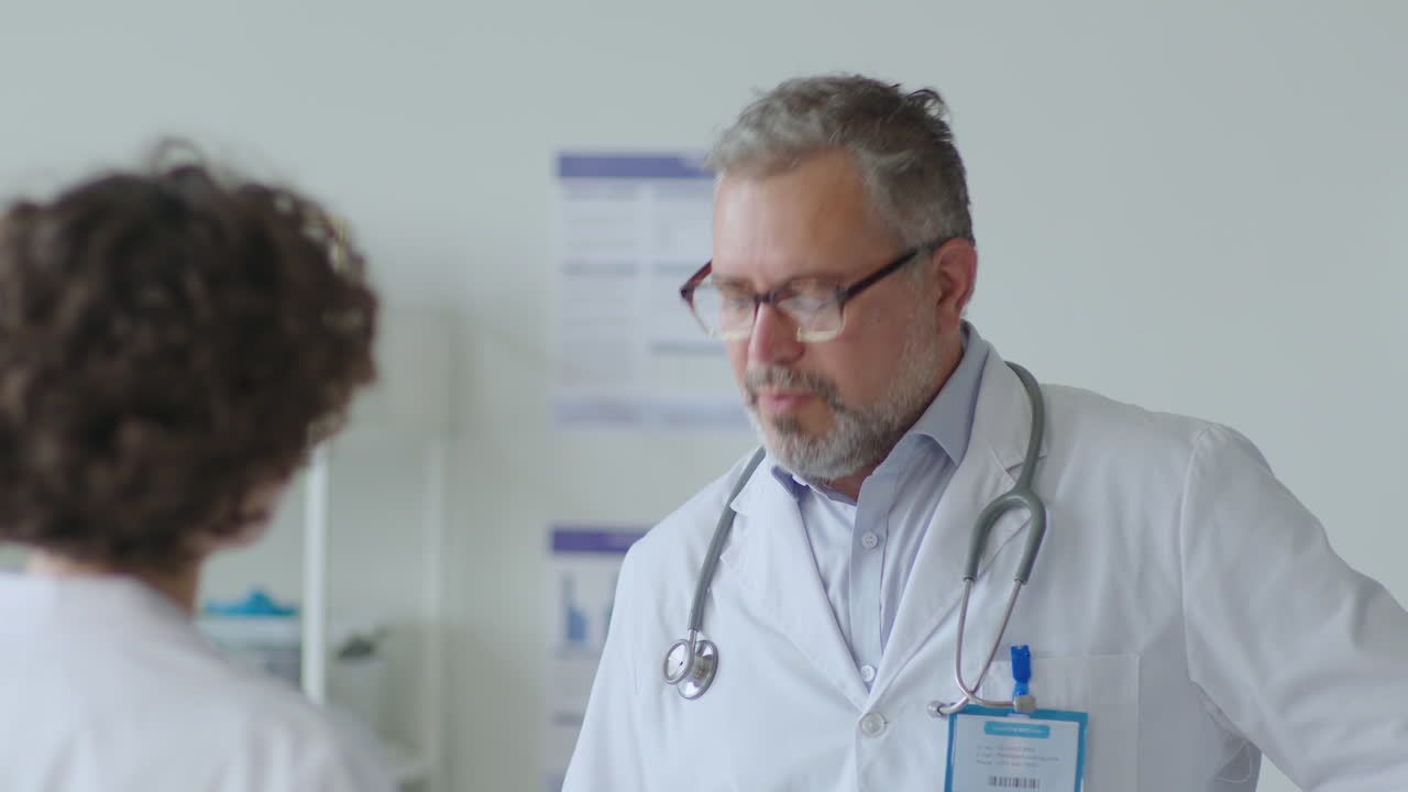 Medico che discute con un collega al lavoro in uno studio medico