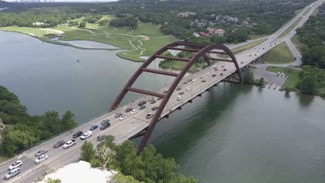 Tráfico-Suave-En-El-Puente-360-Sobre-El-Río-Colorado-En-Austin,-Texas