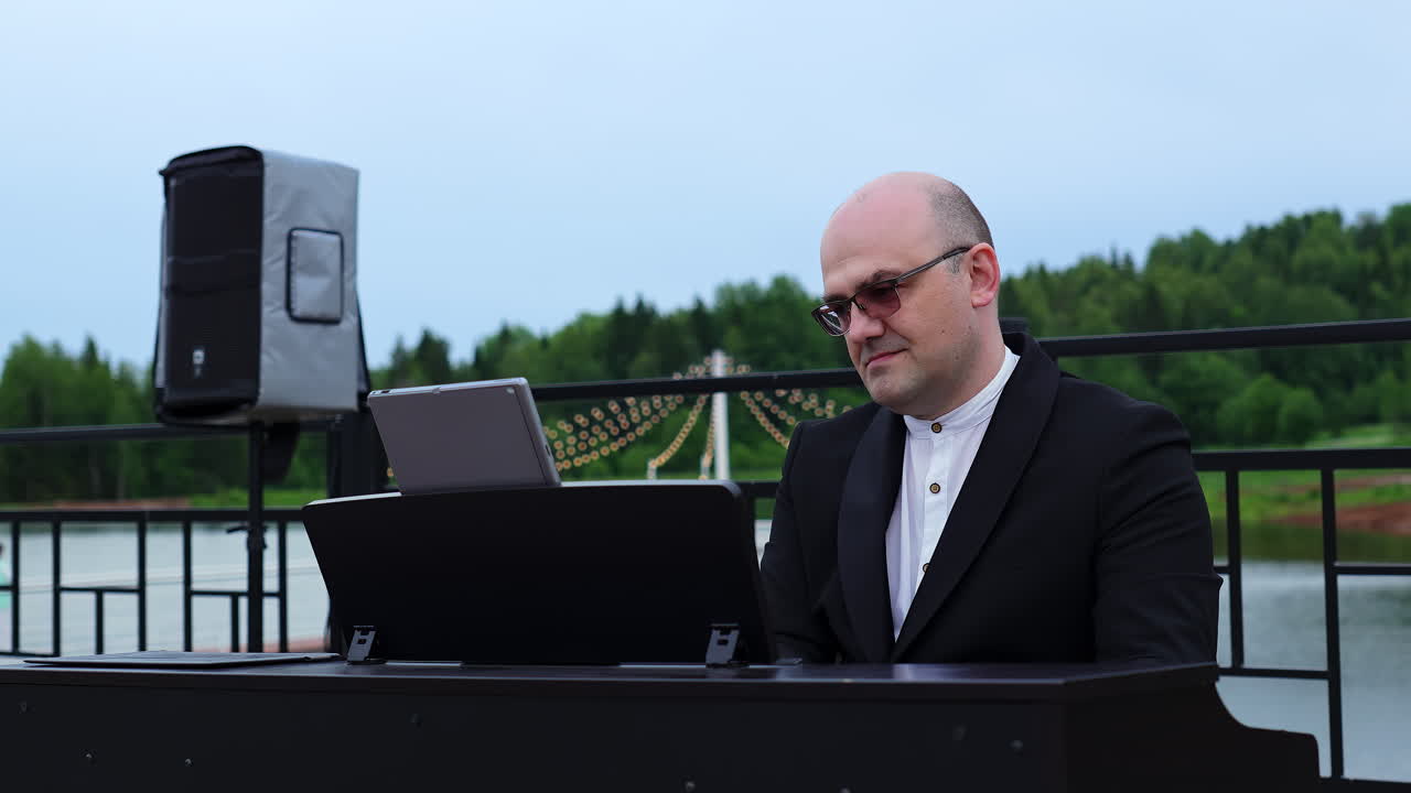 Pianista tocando em concerto ao ar livre à beira do lago