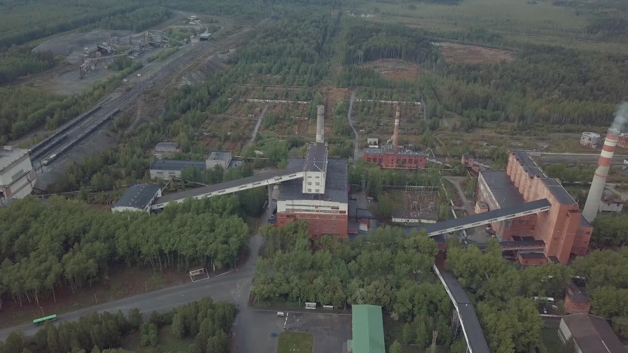 воздушный вид заброшенного промышленного комплекса