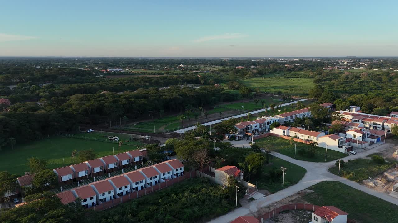 panorama drone: verdes extensos y casas rurales
