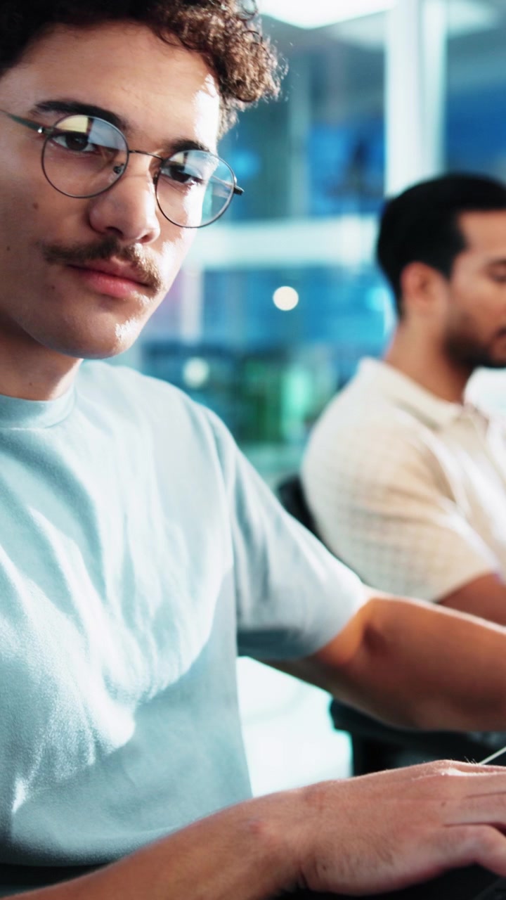 Giovane uomo che lavora al computer in un ufficio moderno